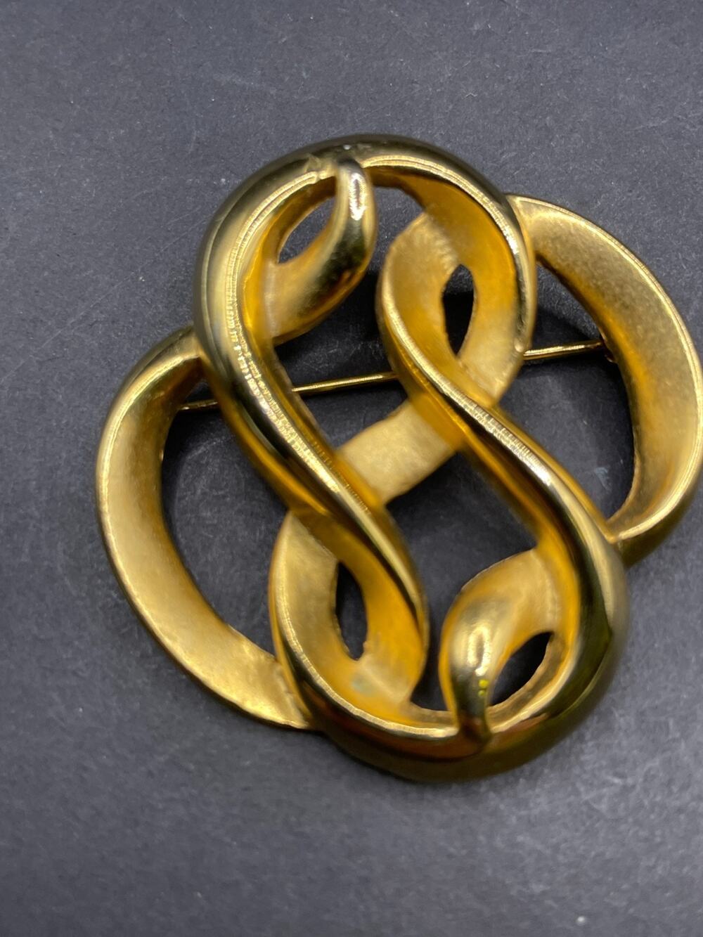 Vintage Signed P.E.P. Erwin Pearl Pin Brooch Twisty Knot Gold Tone 43mm